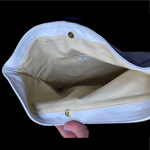 Vintage Laura Adams white leather fold over envelope clutch with black closure - Picture 8 of 11